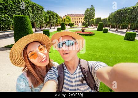 20 luglio 2019, Vienna, Austria, Hofburg: Giovani Coppie Di Turisti innamorati di prendere selfie utilizzando smartphone o fotocamera in giardino barocco in Europa Foto Stock