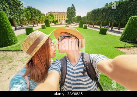 20 luglio 2019, Vienna, Austria, Hofburg: Giovani Coppie Di Turisti innamorati di prendere selfie utilizzando smartphone o fotocamera in giardino barocco in Europa Foto Stock