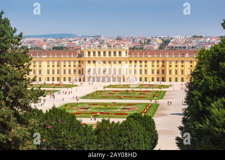 20 luglio 2019, Vienna, Austria: I turisti che visitano il famoso Palazzo di Schonbrunn, vista aerea Foto Stock