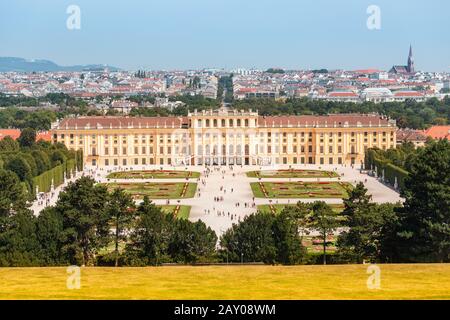 20 luglio 2019, Vienna, Austria: Famosa attrazione turistica e punto di riferimento - Palazzo reale di Schonbrunn, vista aerea dalla collina