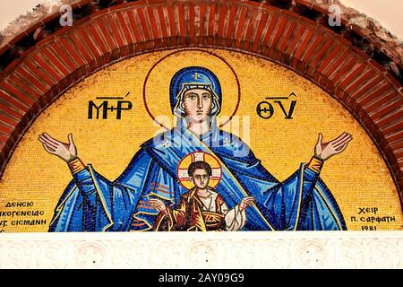 Mosaico raffigurante la Vergine Maria e Gesù Cristo al di fuori della chiesa cristiana ortodossa ad Atene, Grecia Foto Stock