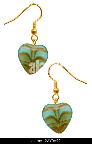 Coppia di orecchini isolati su sfondo bianco Foto Stock