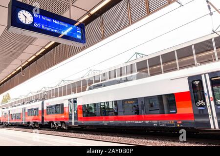 21 luglio 2019, Vienna, Austria: Treno della S-bahn in attesa di una piattaforma per i passeggeri Foto Stock