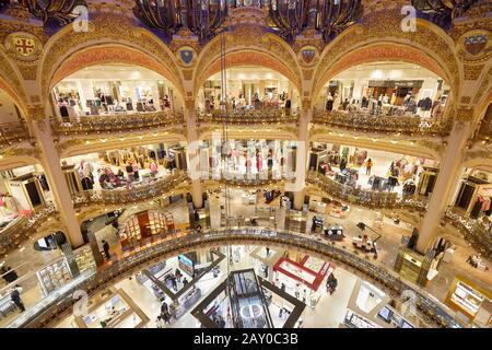 Parigi - 6 NOVEMBRE 2019: Interni con vista panoramica delle Galeries Lafayette e negozio Christian Dior a Parigi Foto Stock