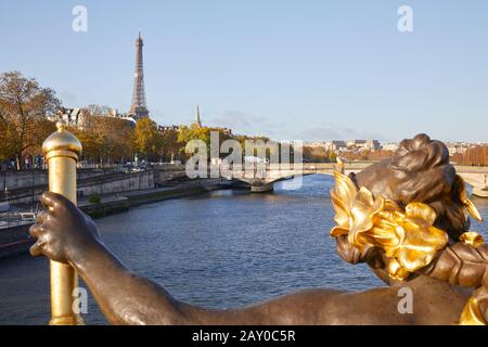 Torre Eiffel e fiume Senna visto in una soleggiata giornata autunnale dal ponte Alexandre III, cielo azzurro a Parigi Foto Stock