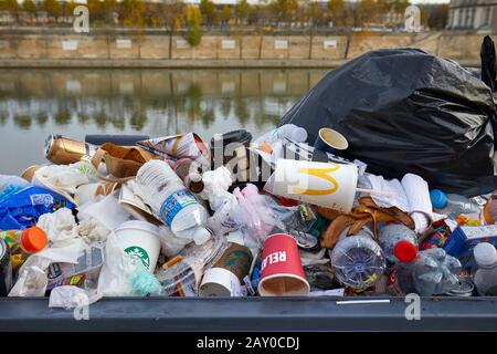 Parigi - 8 NOVEMBRE 2019: Cestino completo di rifiuti con rifiuti colorati a Parigi Foto Stock