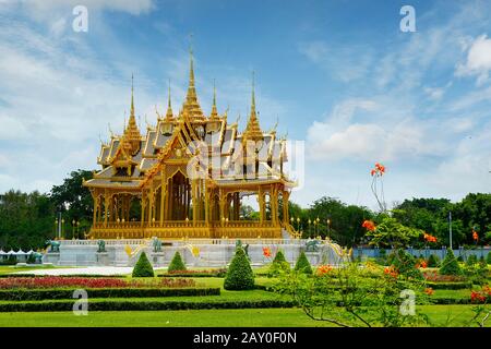 tempio buddista e stupa in thailandia Foto Stock