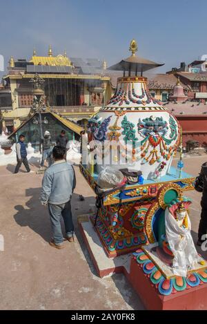 Kathmandu, Nepal - 25 gennaio 2020: Persone che camminano davanti allo stupa Bodhnath a Kathmandu sul Nepal Foto Stock