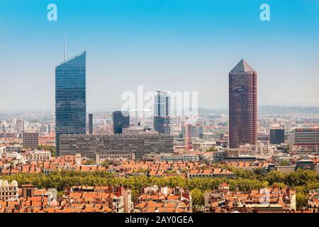 23 luglio 2019, Lione, Francia: Vista panoramica aerea del centro di Lione con tetti arancioni e grattacieli Foto Stock