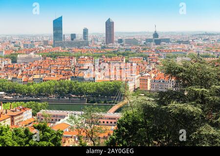 23 luglio 2019, Lione, Francia: Vista panoramica aerea del centro di Lione con tetti arancioni e grattacieli Foto Stock