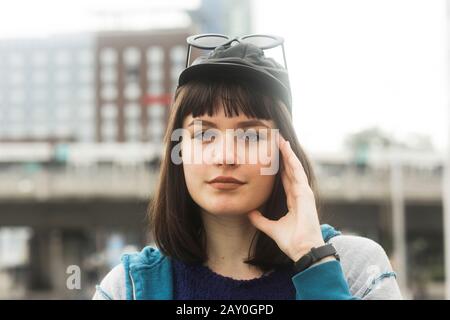 Ritratto di una donna sorridente in piedi all'aperto in città, Germania Foto Stock