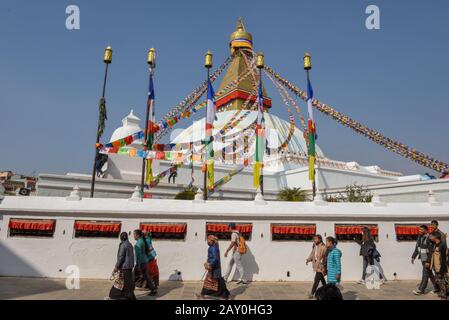 Kathmandu, Nepal - 25 gennaio 2020: Persone che camminano davanti allo stupa Bodhnath a Kathmandu sul Nepal Foto Stock