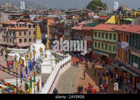 Kathmandu, Nepal - 25 gennaio 2020: Persone che camminano davanti allo stupa Bodhnath a Kathmandu sul Nepal Foto Stock