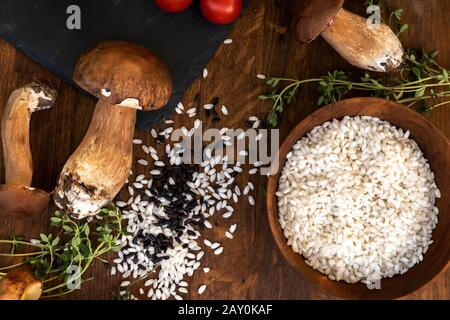 Riso, funghi selvatici e timo ingredienti per un risotto Foto Stock