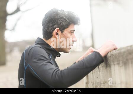 Ritratto di un uomo che esercita all'aperto, Germania Foto Stock