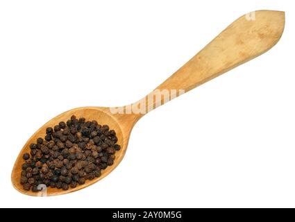 Grani di pepe nero interi su un cucchiaio di legno isolato su fondo bianco Foto Stock