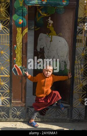 Kathmandu, Nepal - 25 gennaio 2020: Giovane monaco nel monastero buddista di Bodhnath in Nepal Foto Stock