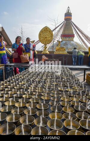 Kathmandu, Nepal - 25 gennaio 2020: Stupa Boudhanath e monastero a Kathmandu in Nepal Foto Stock