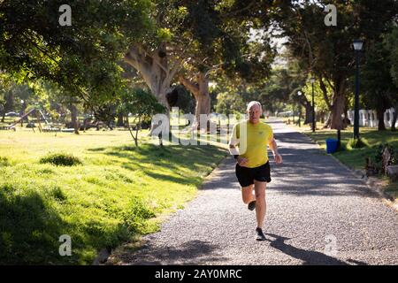 Jogger in esecuzione nel parco Foto Stock