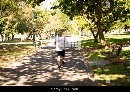 Jogger in esecuzione nel parco Foto Stock