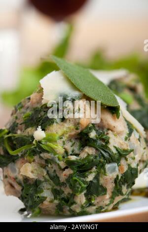 Strangolapreti, gnocchi italiani con spinaci Foto Stock