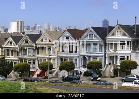 Case in stile Vittoriano, dipinte da Signore, Alamo Square in Foto Stock