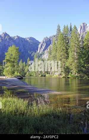 Tipica forma paesaggistica all'alba, con il fiume Merced, in Foto Stock