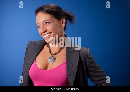 Donna sorridente con una T-shirt rosa Foto Stock