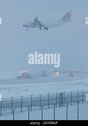 Un Boeing 747 di China Airlines atterra all'aeroporto di Francoforte sulla neve Foto Stock