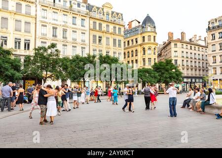 24 luglio 2019, Lione, Francia: Festa di danza pubblica all'aperto nella piazza della città Foto Stock