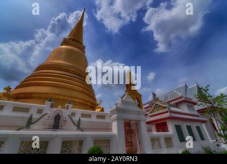 Pagoda D'Oro, Tempio Di Wat Bowonniwet Vihara, Bangkok, Tailandia Foto Stock