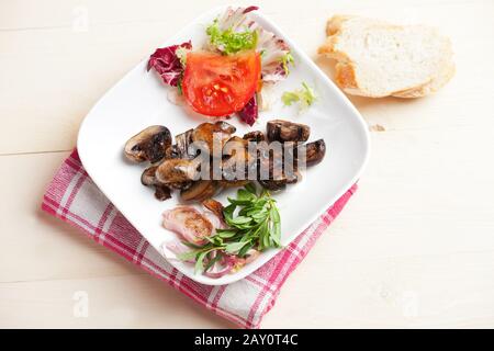 Funghi marinati e alcuni insalata in una ciotola Foto Stock