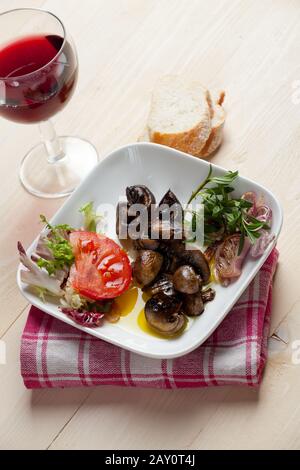 Funghi marinati e alcuni insalata in una ciotola Foto Stock