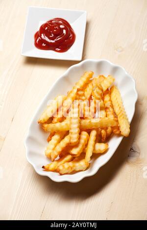 Patate fritte con ketchup Foto Stock