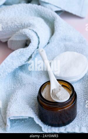 Prodotti da bagno per l'igiene. Corpo, strofinare il viso sull'asciugamano. Rigenerazione della terapia di benessere Foto Stock