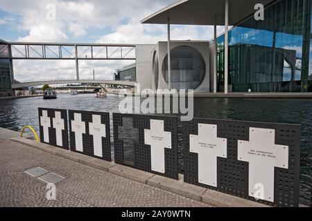 Croci in memoria - Berlino, Sprea vicino al Reichstag Foto Stock