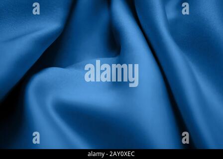 Drappeggi in seta blu o satinata, semplice sfondo astratto, onde tessuto texture, modello mockup con posto per il testo, Foto Stock
