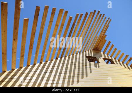 Tetto in legno incompiuto con finestre vuote Foto Stock