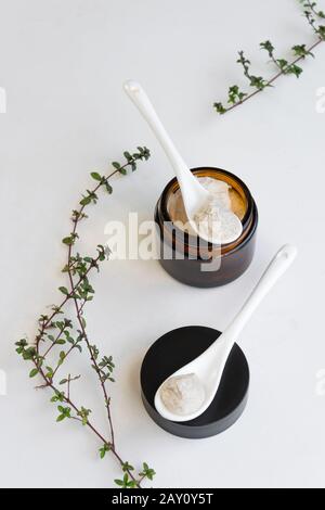 Prodotti da bagno per l'igiene. Corpo, scrub viso, rigenerazione della terapia benessere Foto Stock