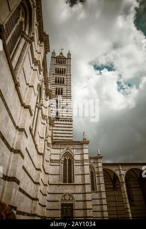 Facciata della Cattedrale di Siena dettaglio / Facciata particolare della Cattedrale Metropolitana di Santa Maria Assunta Foto Stock