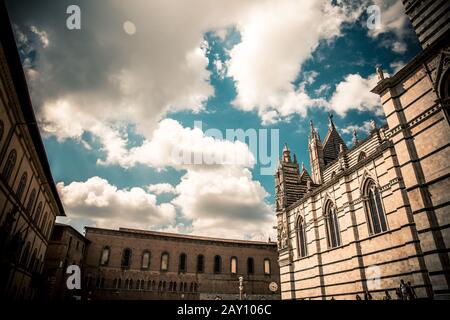 Facciata della Cattedrale di Siena dettaglio / Facciata particolare della Cattedrale Metropolitana di Santa Maria Assunta Foto Stock