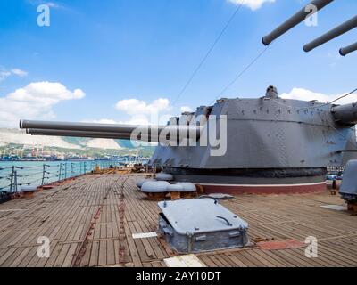 Novorossiysk, Russia - 01 agosto 2019: Torrette da fuoco sul ponte dell'incrociatore 'Mikhail Kutuzov' Foto Stock