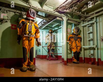 Novorossiysk, Russia - 01 agosto 2019: Figure in abiti da immersione nei corridoi del museo degli incrociatori 'Mikhail Kutuzov' Foto Stock