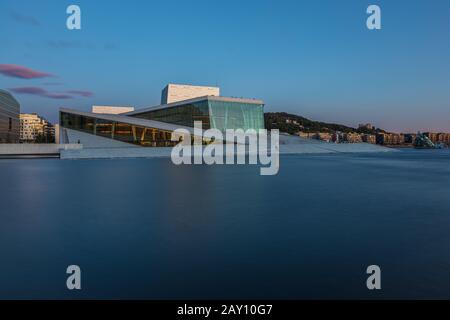 Teatro dell'Opera di Oslo al tramonto Foto Stock