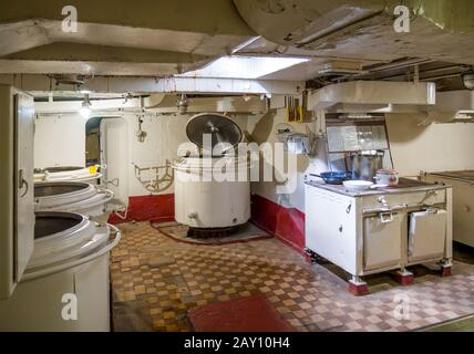 Novorossiysk, Russia - 01 agosto 2019: Cucina navale, nave museo incrociatore 'Mikhail Kutuzov' Foto Stock