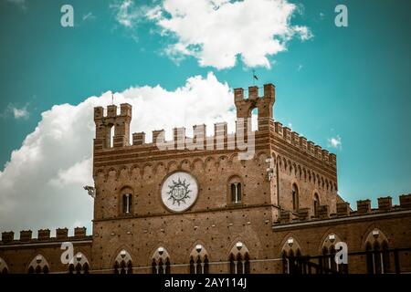 Municipio di Siena, Italia / Palazzo pubblico sulla famosa piazza della città Piazza del campo a Siena Foto Stock