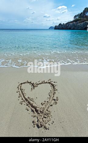 Cuore disegnato su una spiaggia nella sabbia Foto Stock