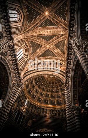 Interno della Cattedrale di Siena / colonne a strisce di marmo bianco e nero del Duomo di Siena, Italia Foto Stock