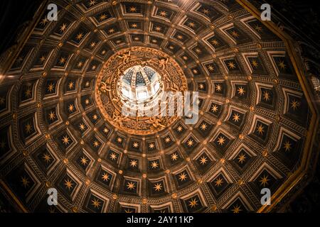 Interno della Cattedrale di Siena / colonne a strisce di marmo bianco e nero del Duomo di Siena, Italia Foto Stock