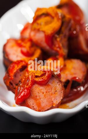 Primo piano di una salsiccia di curry Foto Stock